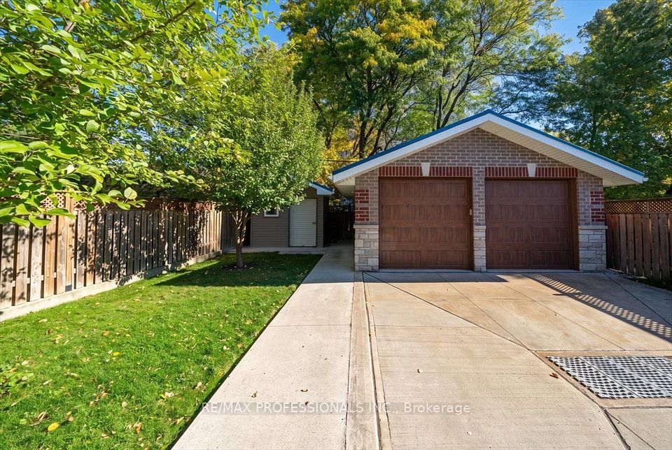 3 Gair Drive, Toronto, ON M8W 4P2 9