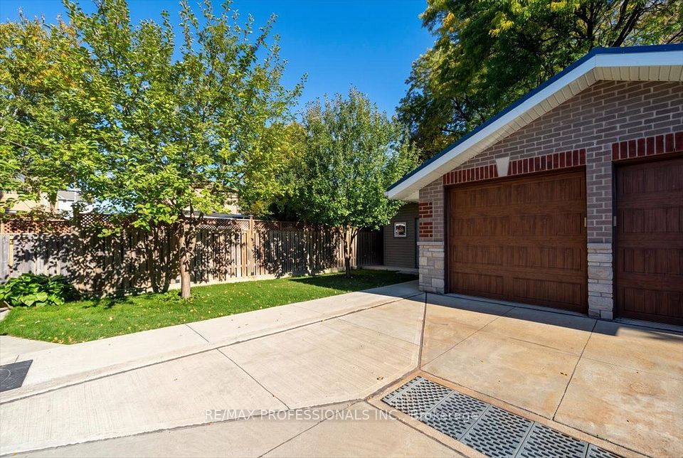 3 Gair Drive, Toronto, ON M8W 4P2 8