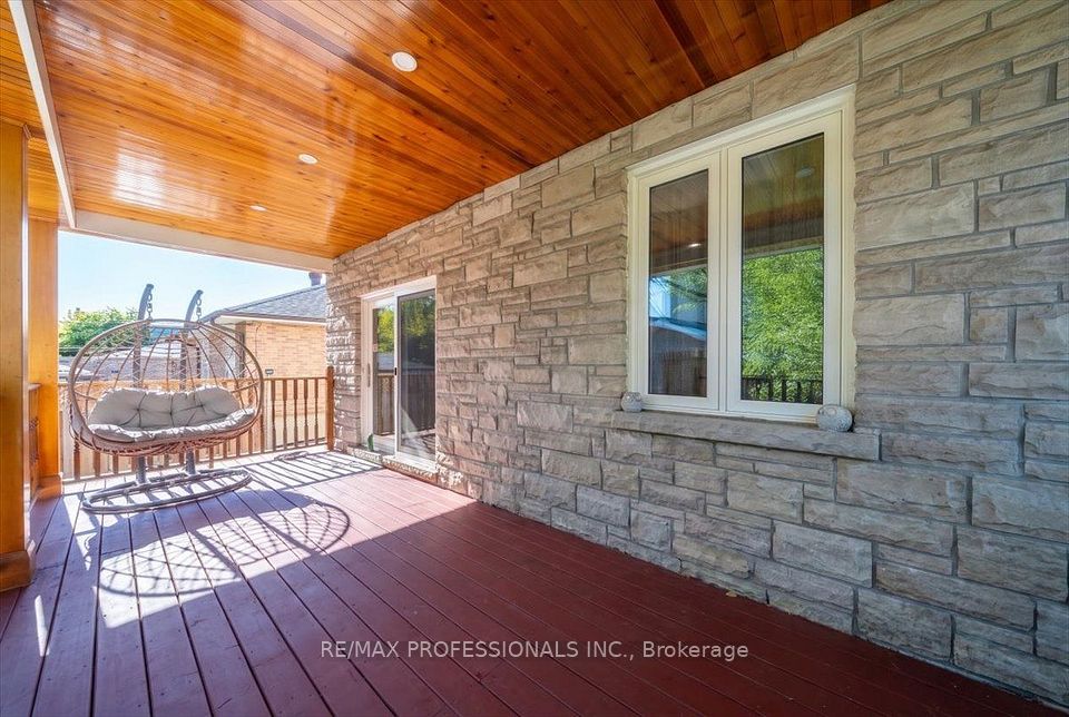 3 Gair Drive, Toronto, ON M8W 4P2 6