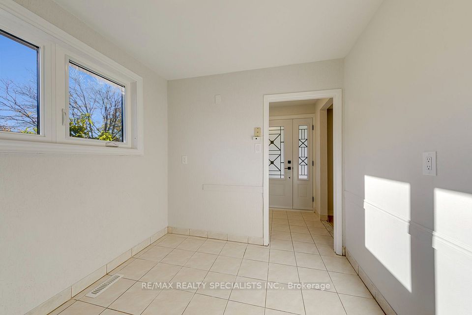 7605 Discus Crescent UPPER, Mississauga, ON L4T 2V4 8
