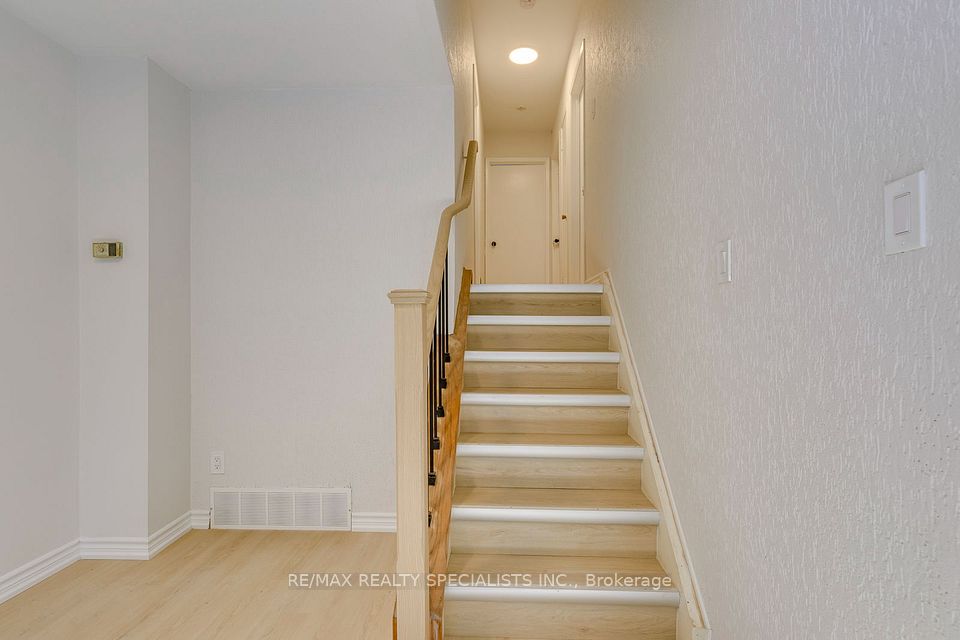 7605 Discus Crescent UPPER, Mississauga, ON L4T 2V4 18