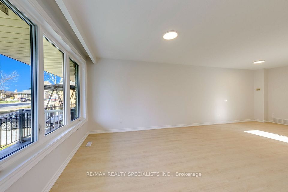7605 Discus Crescent UPPER, Mississauga, ON L4T 2V4 12