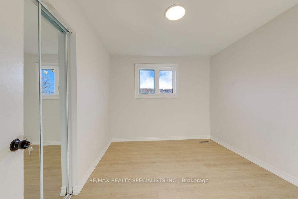 7605 Discus Crescent UPPER, Mississauga, ON L4T 2V4 24