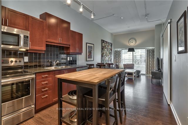 2 Fieldway Road 316, Toronto, ON M8Z 3L1 4