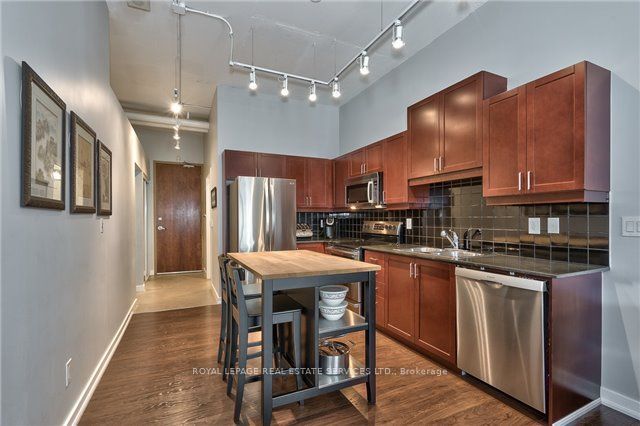 2 Fieldway Road 316, Toronto, ON M8Z 3L1 3