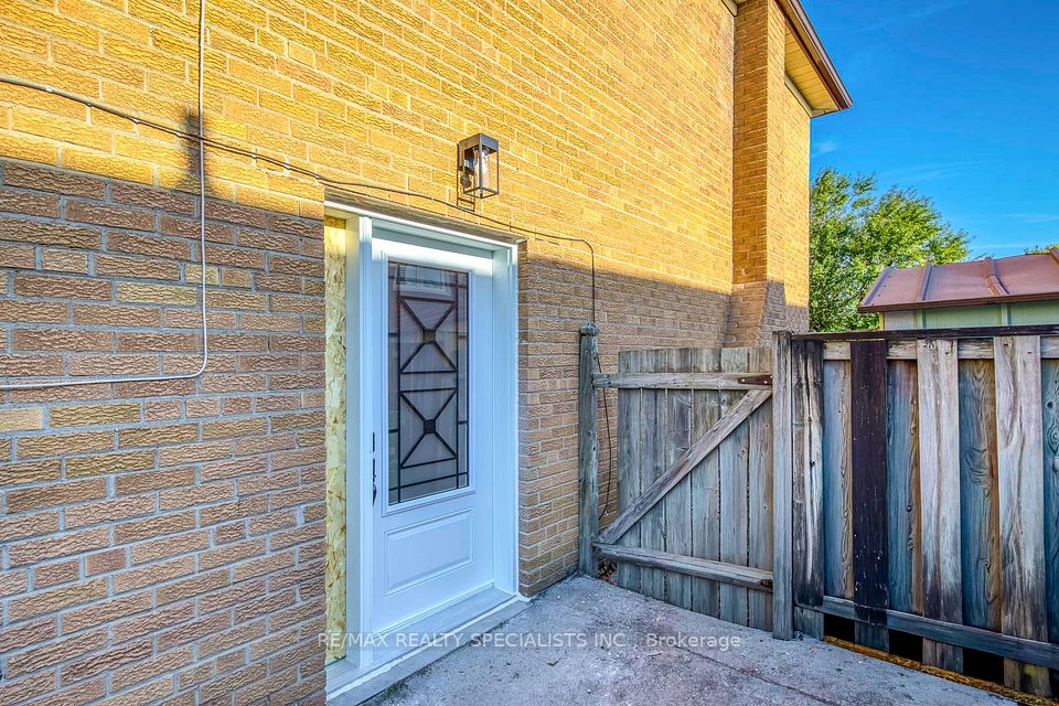 7605 Discus Crescent LOWER, Mississauga, ON L4T 2V4 3