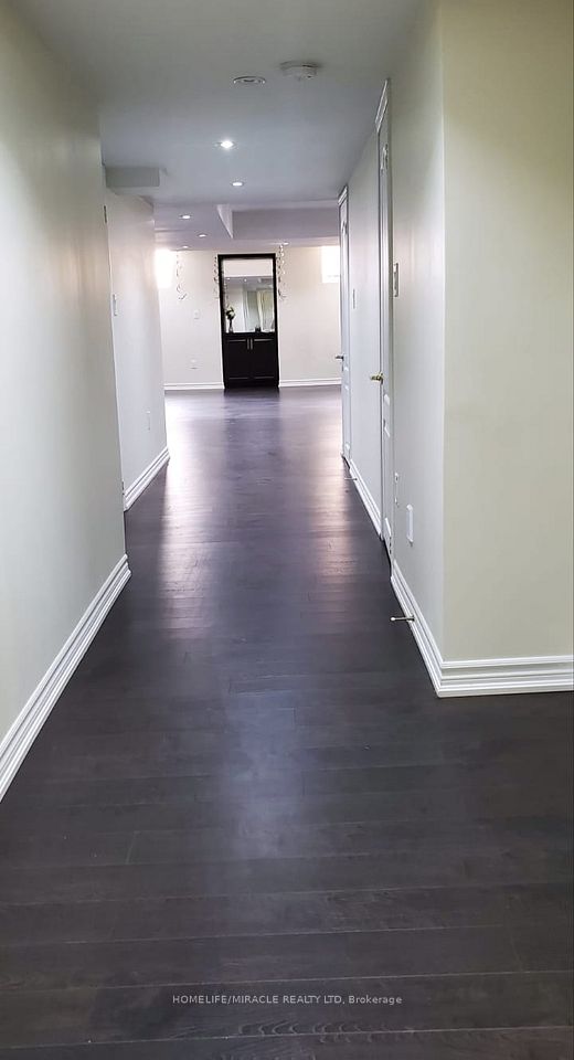 Lower Level - 19 Lisson Crescent, Brampton, ON L6X 5H9 4