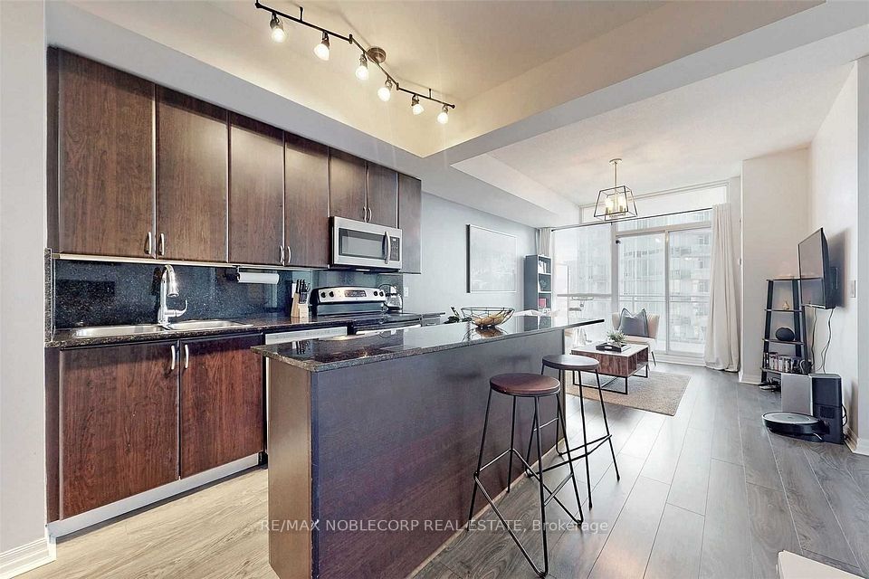 225 Webb Drive 1504, Mississauga, ON L5B 3Y5 6