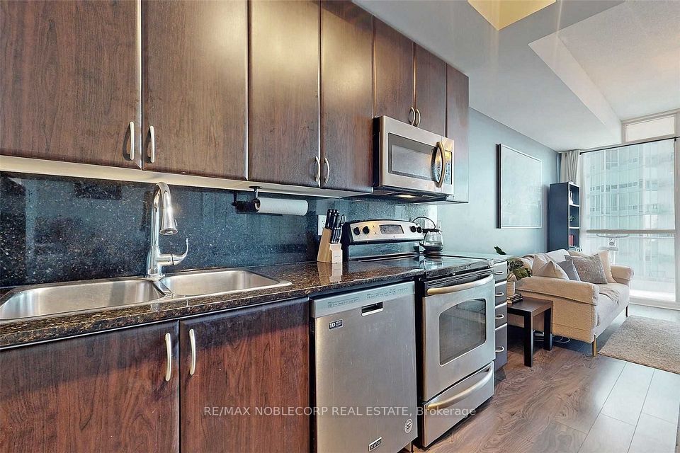 225 Webb Drive 1504, Mississauga, ON L5B 3Y5 8