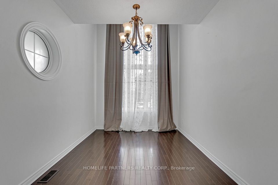15 Oakhaven Road, Brampton, ON L6P 2Y3 7