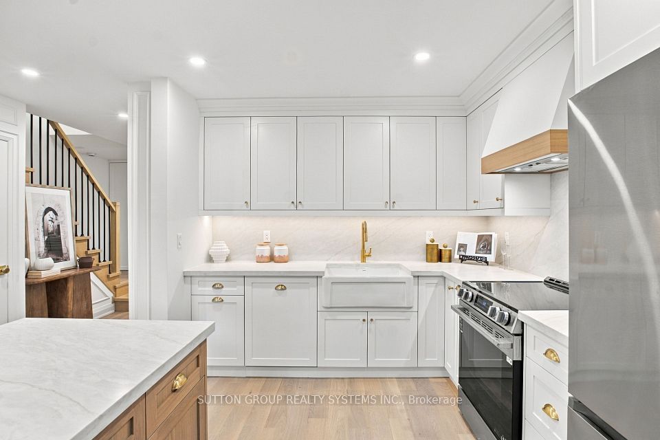 1951 Rathburn Road E 26, Mississauga, ON L4W 2N9 5