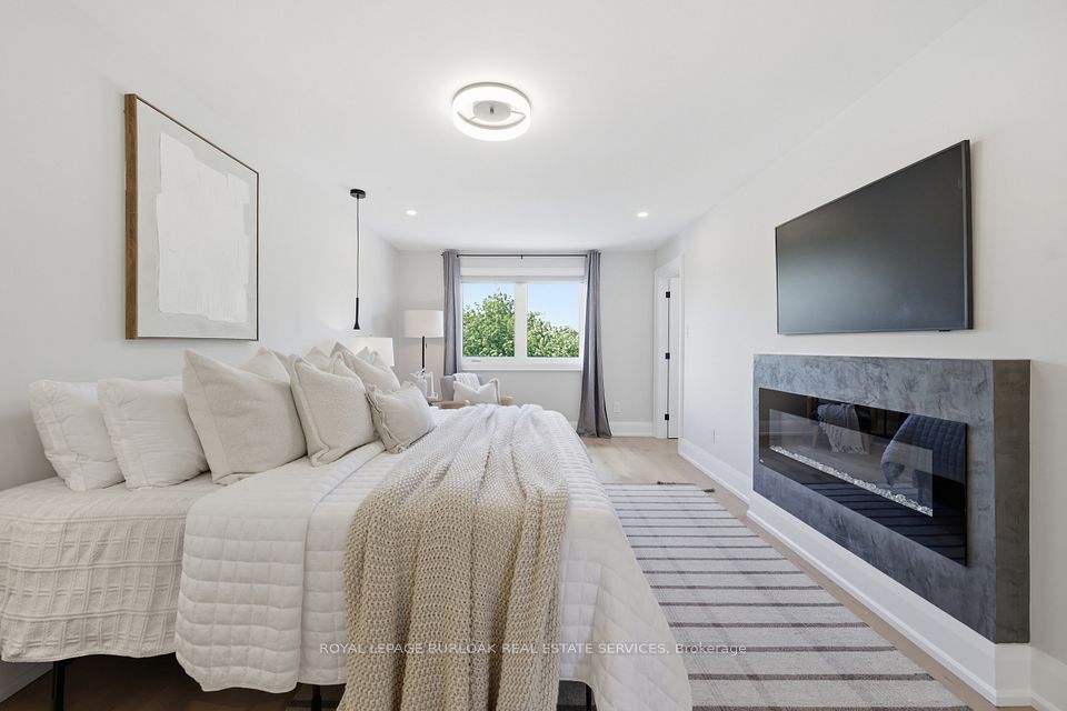 2029 Kempton Park Drive, Mississauga, ON L5M 2Z4 24