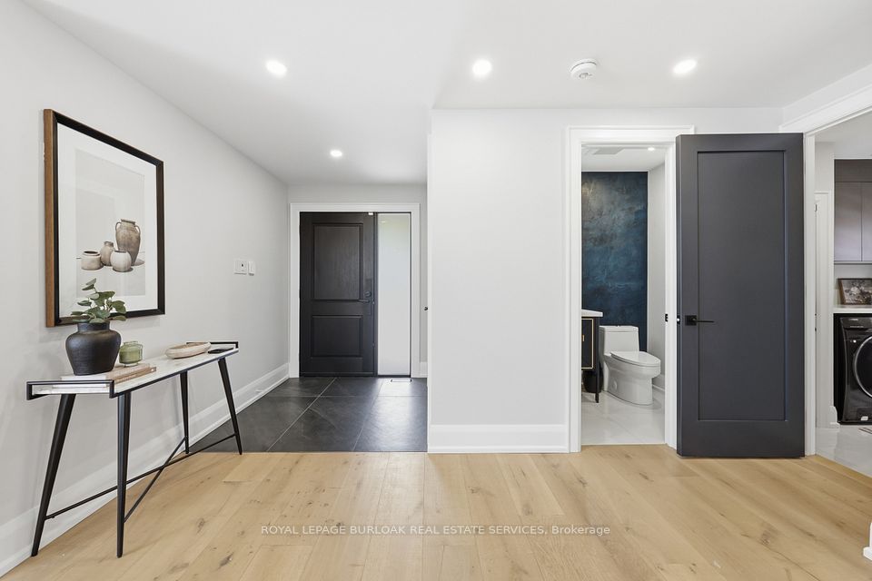 2029 Kempton Park Drive, Mississauga, ON L5M 2Z4 6