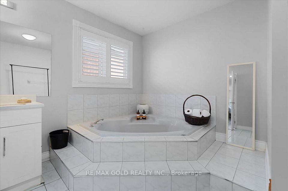 1484 Rose Haven Road, Mississauga, ON L5V 1G8 22