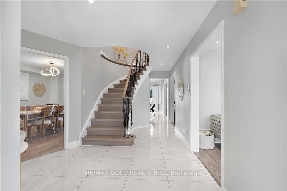 1484 Rose Haven Road, Mississauga, ON L5V 1G8 5
