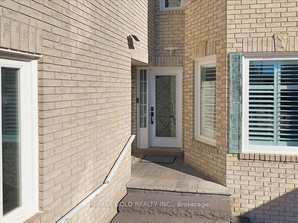 1484 Rose Haven Road, Mississauga, ON L5V 1G8 3