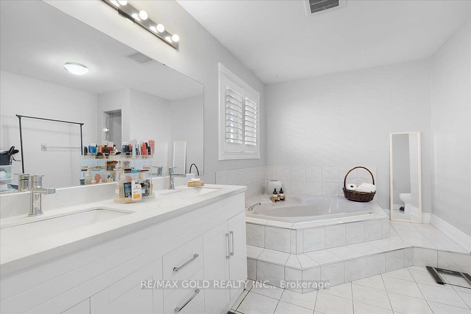1484 Rose Haven Road, Mississauga, ON L5V 1G8 20