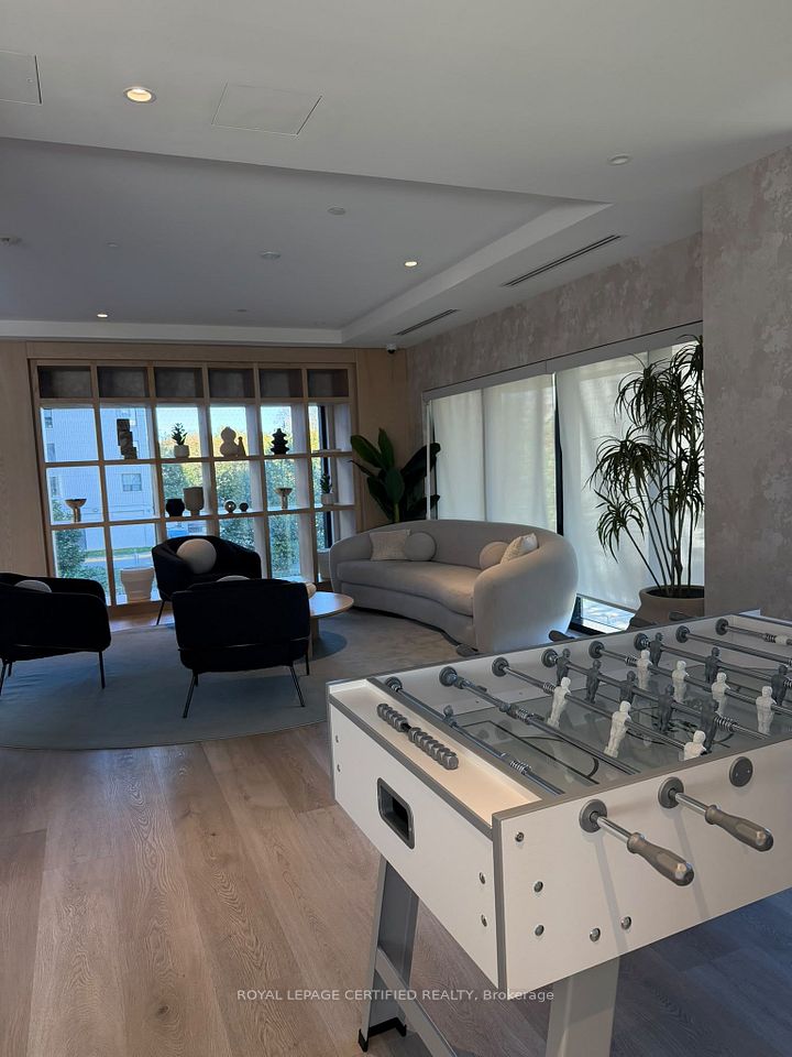 86 DUNDAS Street 1121, Mississauga, ON L5A 1W4 2