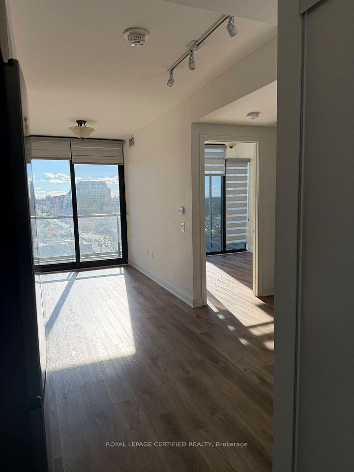 86 DUNDAS Street 1121, Mississauga, ON L5A 1W4 6