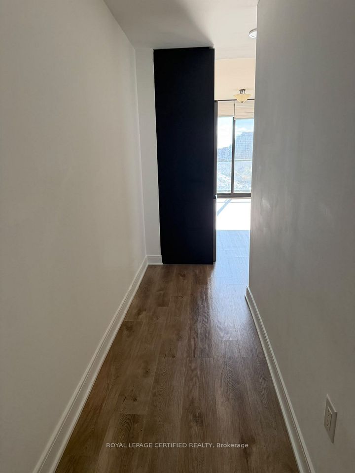 86 DUNDAS Street 1121, Mississauga, ON L5A 1W4 5