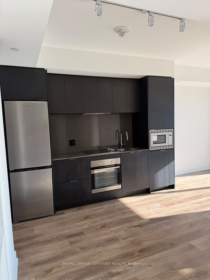 86 DUNDAS Street 1121, Mississauga, ON L5A 1W4 3