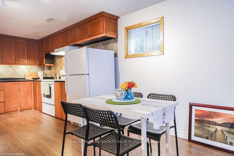 4011 Bishopstoke Lane, Mississauga, ON L4Z 1H9 2