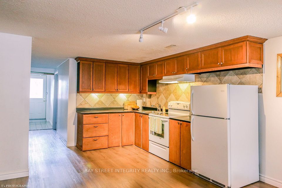 4011 Bishopstoke Lane, Mississauga, ON L4Z 1H9 5