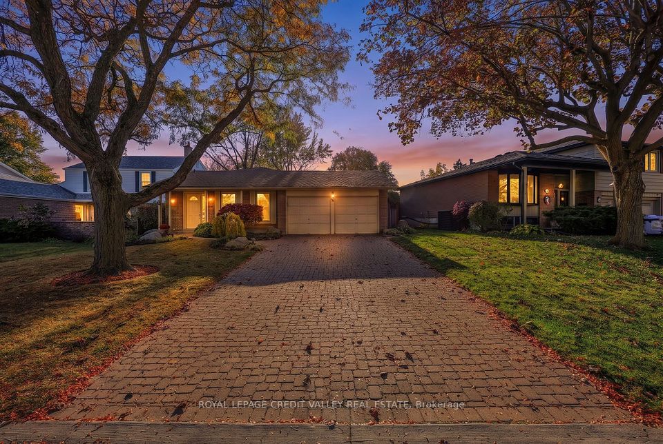Detached at 30 Parkview Place, Brampton, ON L6W 2G3