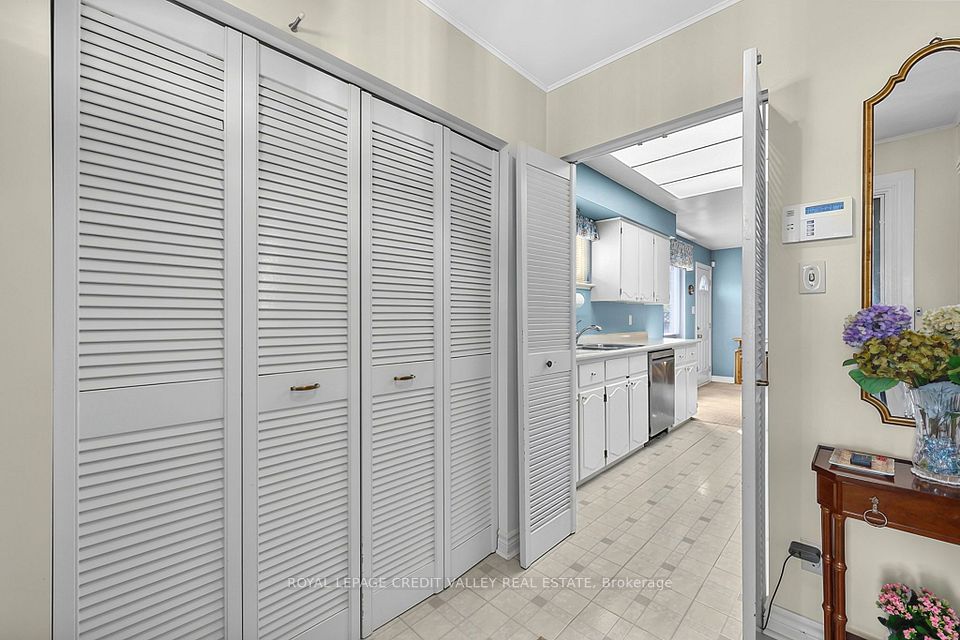 30 Parkview Place, Brampton, ON L6W 2G3 7