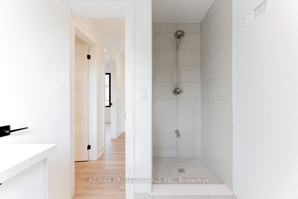 38 Thirty Third Street GRDNSUITE, Toronto, ON M8W 3H1 25