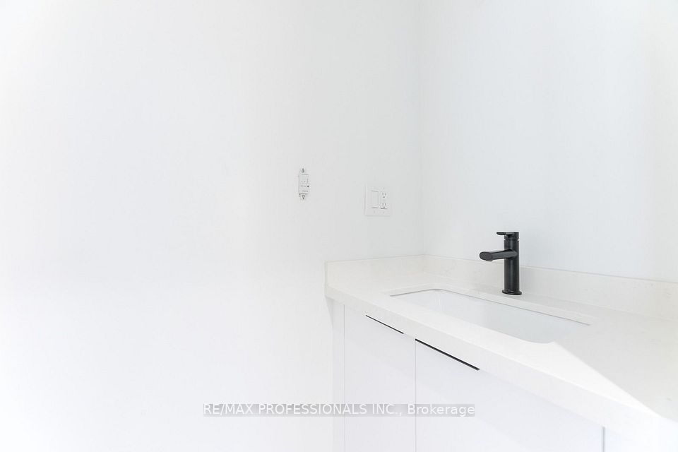 38 Thirty Third Street GRDNSUITE, Toronto, ON M8W 3H1 12