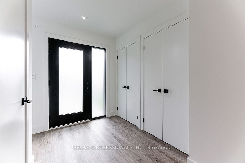 38 Thirty Third Street GRDNSUITE, Toronto, ON M8W 3H1 2
