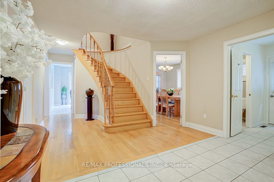 4357 Poltava Crescent, Mississauga, ON L4W 3B9 5