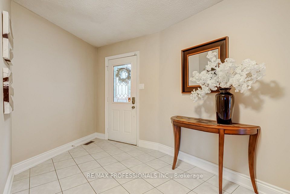 4357 Poltava Crescent, Mississauga, ON L4W 3B9 4