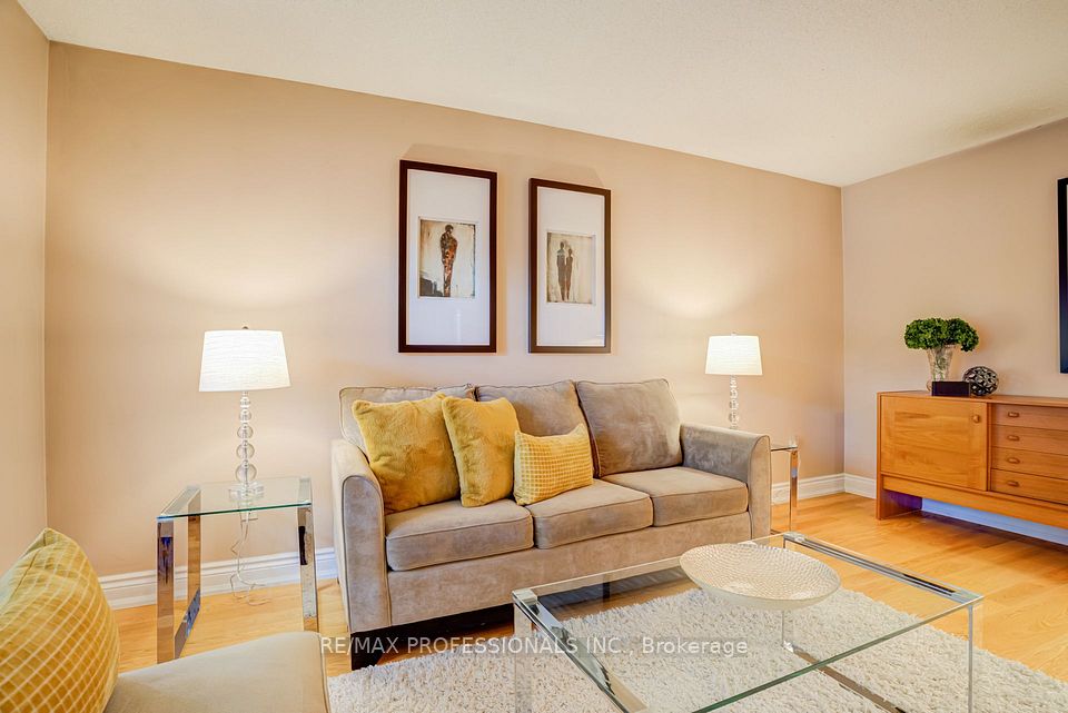 4357 Poltava Crescent, Mississauga, ON L4W 3B9 7