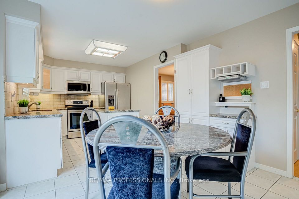 4357 Poltava Crescent, Mississauga, ON L4W 3B9 14