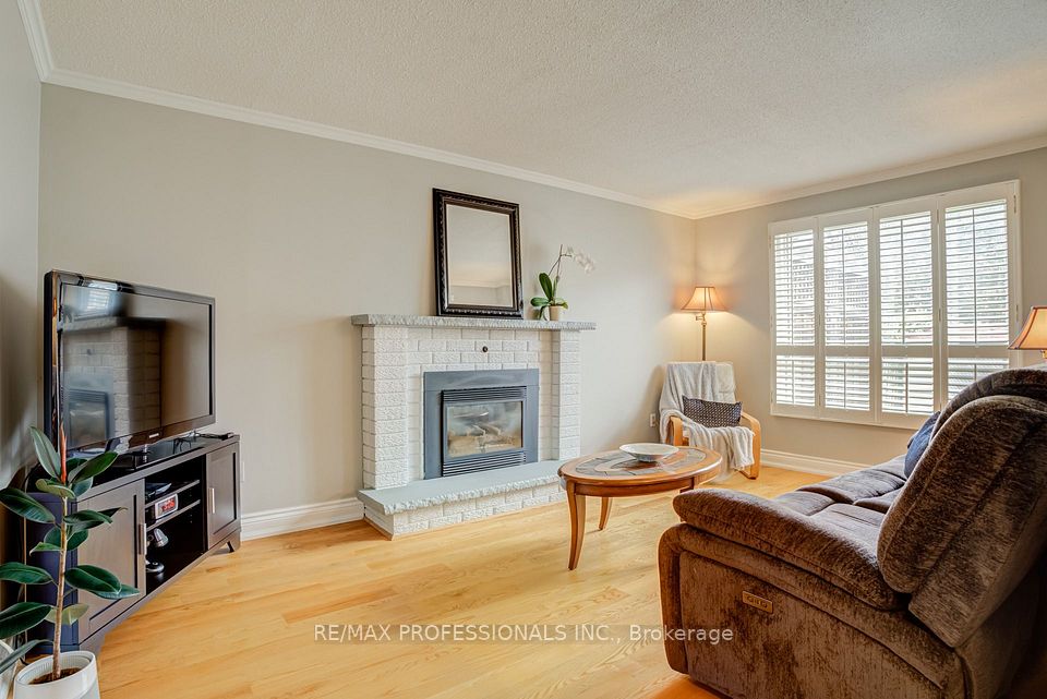 4357 Poltava Crescent, Mississauga, ON L4W 3B9 9