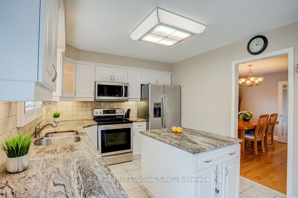 4357 Poltava Crescent, Mississauga, ON L4W 3B9 16