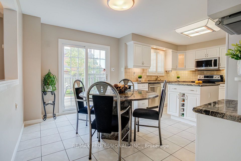 4357 Poltava Crescent, Mississauga, ON L4W 3B9 12