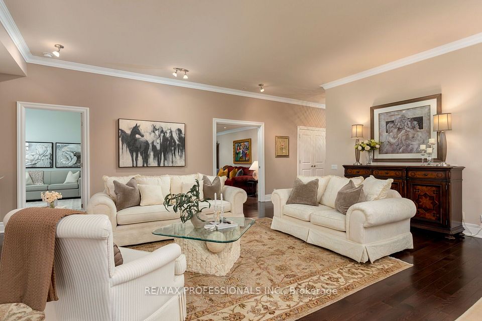 9 Burnhamthorpe Crescent 108, Toronto, ON M9A 1G4 4