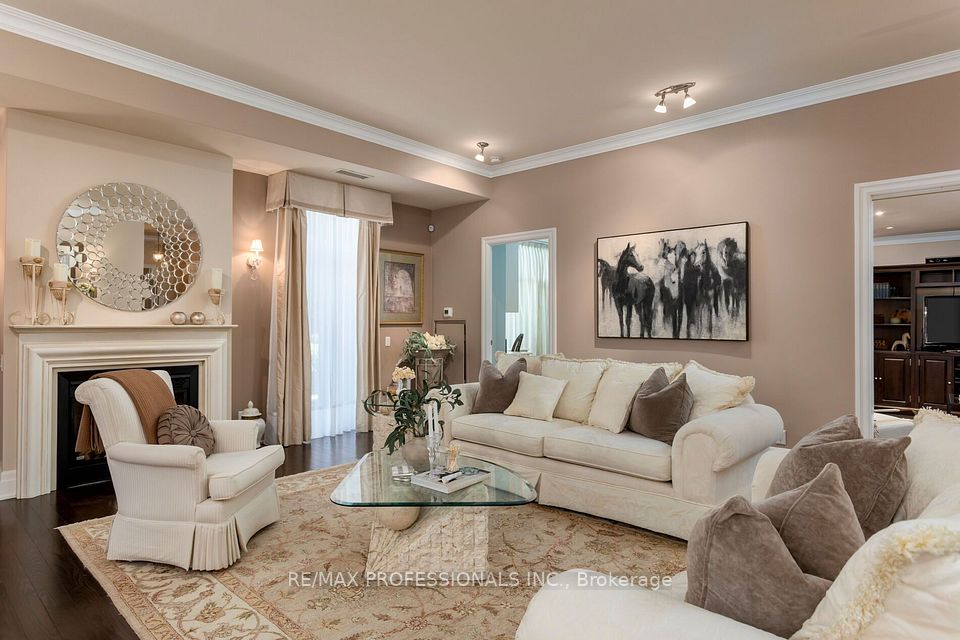 9 Burnhamthorpe Crescent 108, Toronto, ON M9A 1G4 8
