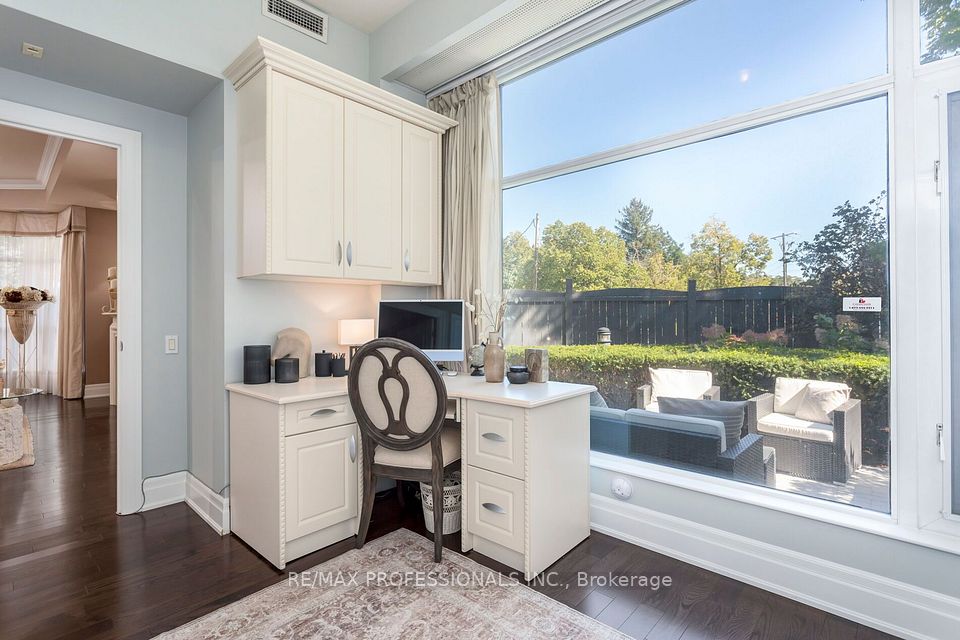 9 Burnhamthorpe Crescent 108, Toronto, ON M9A 1G4 12
