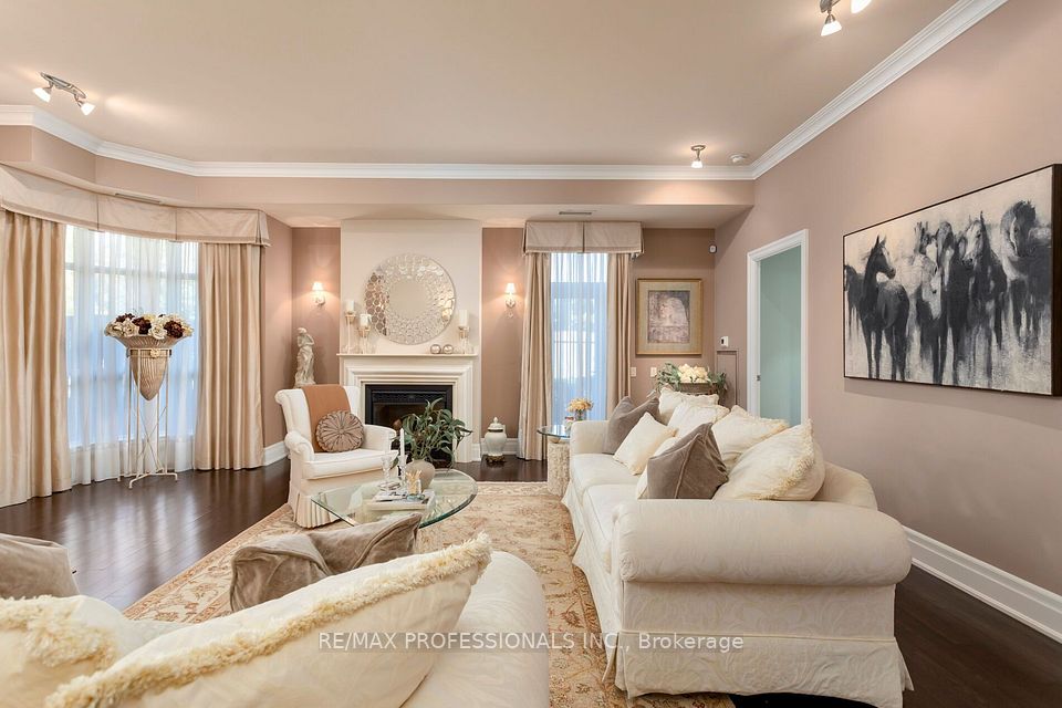 9 Burnhamthorpe Crescent 108, Toronto, ON M9A 1G4 15