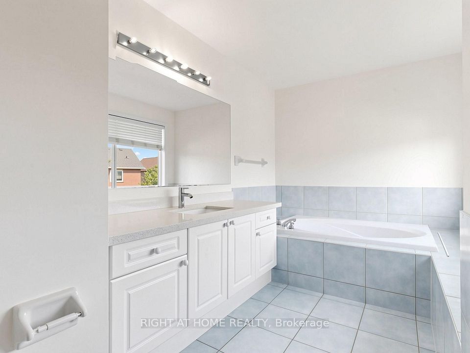 5817 Whitehorn Avenue, Mississauga, ON L5V 2W6 19