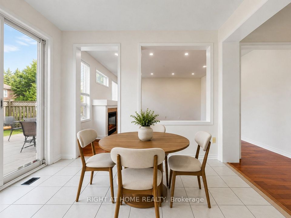 5817 Whitehorn Avenue, Mississauga, ON L5V 2W6 11
