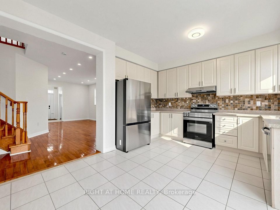 5817 Whitehorn Avenue, Mississauga, ON L5V 2W6 12