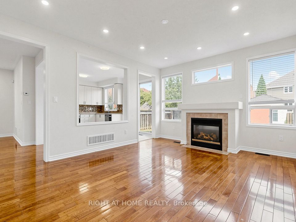 5817 Whitehorn Avenue, Mississauga, ON L5V 2W6 8