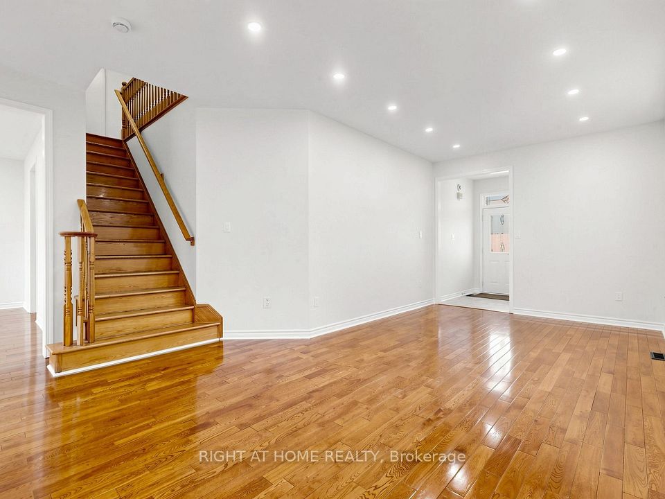 5817 Whitehorn Avenue, Mississauga, ON L5V 2W6 6