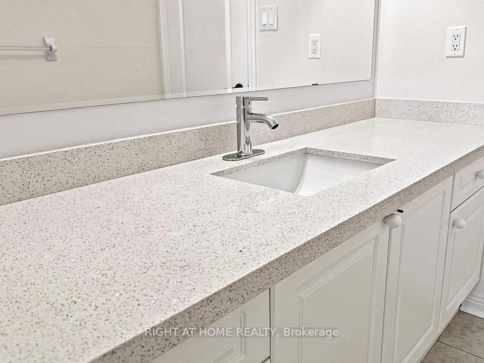 5817 Whitehorn Avenue, Mississauga, ON L5V 2W6 21
