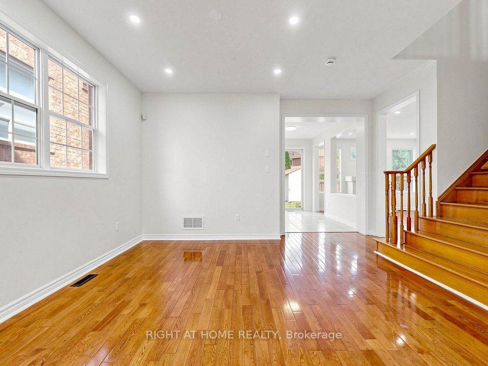 5817 Whitehorn Avenue, Mississauga, ON L5V 2W6 5